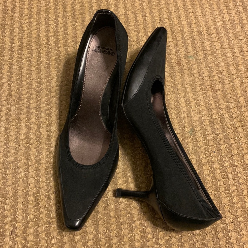Black pumps